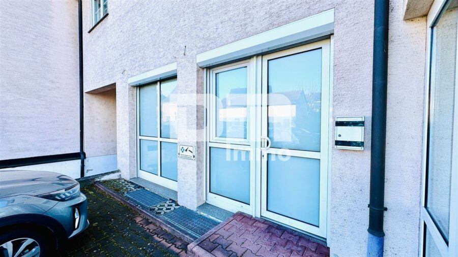 Ladeneinheit und Büro / Praxisfläche teilvermietet im Paket mit umfangreicher Ausstattung - Zugang Einheit 2